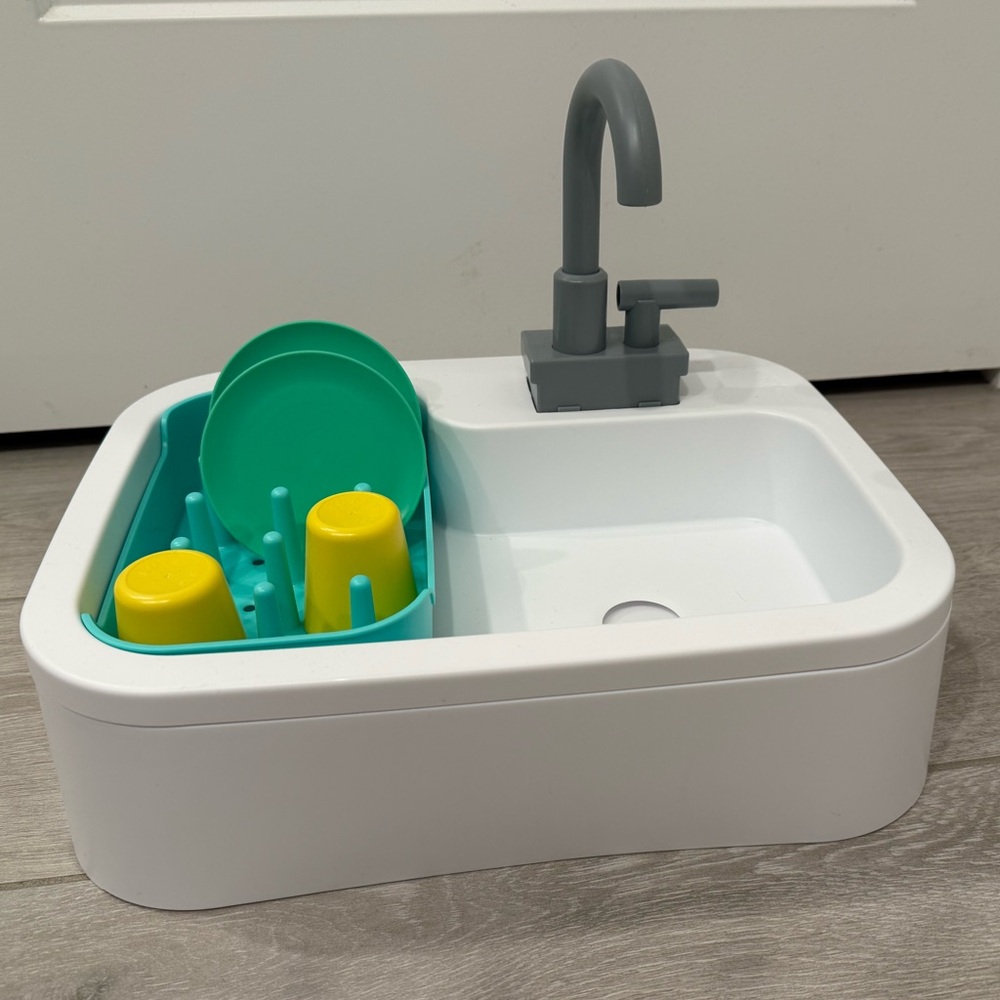 Lovevery Super Sustainable Sink W/ Bio-Based Cups/Plates “The Helper Play Kit”